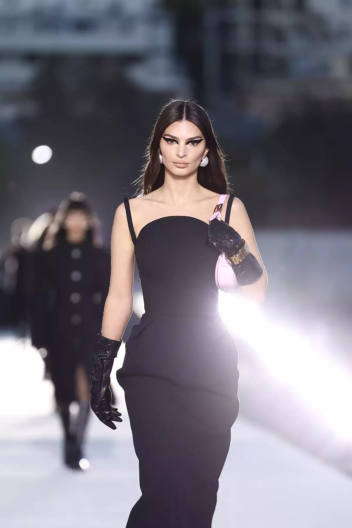 Emily Ratajkowski está saliendo adelante