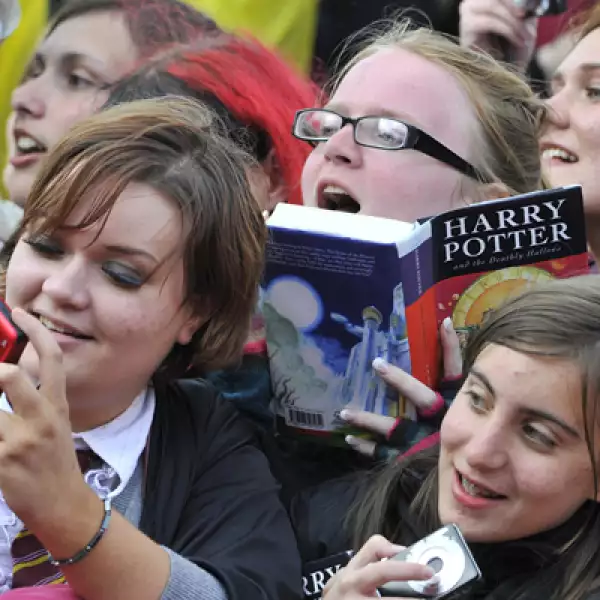 Miles de fans aguantaron la lluvia y las restricciones de seguridad en Trafalgar Square, en el centro de Londres, en el preestreno de la película.
