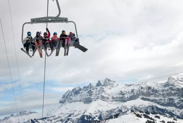 Los esquiadores montan un telesilla en la estación de esquí de Les Portes du Soleil durante el brote global de la enfermedad del coronavirus (COVID-19), en Les Crosets, Suiza