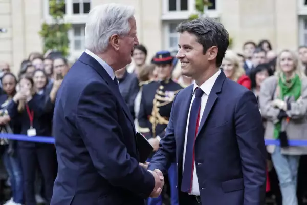 El recién nombrado primer ministro, Michel Barnier (i), le da la mano al primer ministro saliente, Gabriel Attal (derecha), durante la ceremonia de entrega en el Hotel Matignon de París, el 5 de septiembre de 2024.