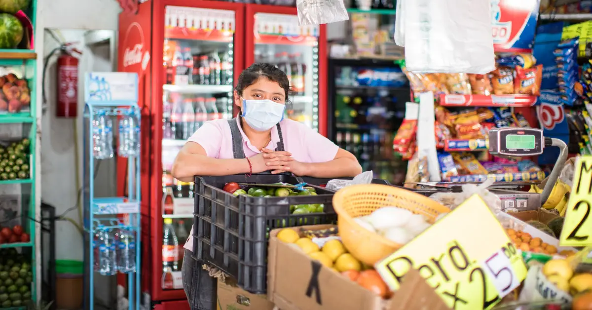 Mujer en una tienda con cubrebocas