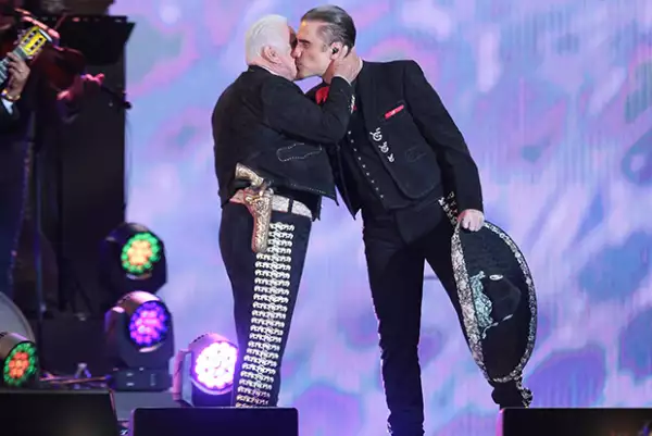 Ambos se mostraron felices de poder compartir el escenario juntos por última vez y cantar a dueto.