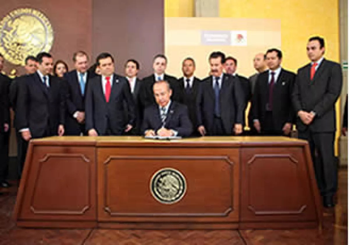 El presidente se reunió con elementos de su gabinete para firmar la reforma a la Ley de Competencia. (Foto: Notimex)