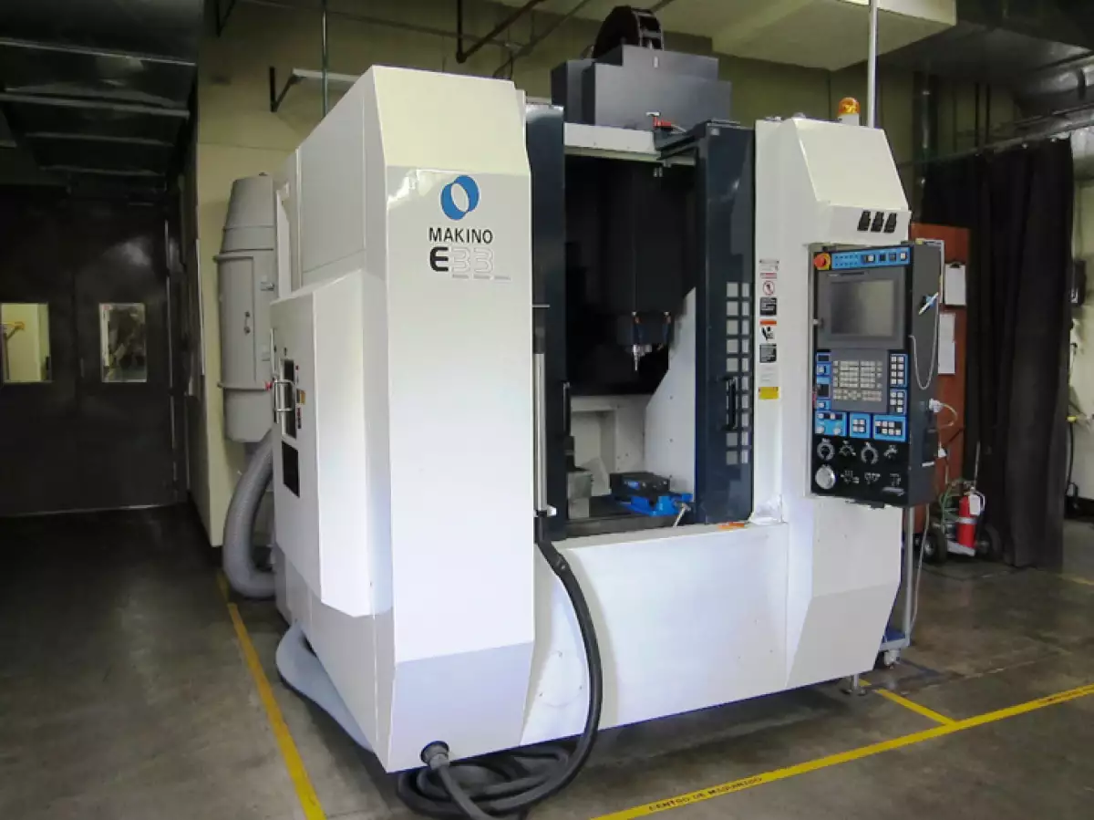 Centro de maquinado vertical CNC marca Makino, modelo E33 a�o 2007, con capacidad de carga de 500 kilogramos.