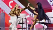 Erika Kirk y Nicki Minaj chocaron los cinco durante una entrevista en el último día de la conferencia anual AmericaFest de Turning Point USA en el Centro de Convenciones de Phoenix el 21 de diciembre de 2025 en Phoenix, Arizona.