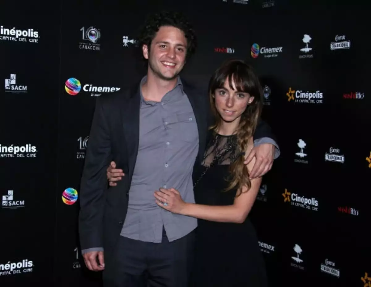 El actor y cantante nos presumió su noviazgo con la conductora Natalia Téllez, con quien llegó acompañado a los Premios Canacine.