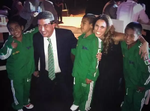 Arturo Elías Ayub y su esposa Johanna Slim se tomaron la foto del recuerdo con los niños Triquis, quienes fueron una sensación durante el evento.