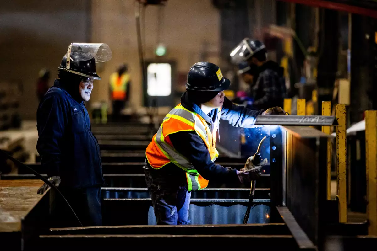 Los trabajadores sueldan acero en Steelcon, una empresa de diseño y fabricación de acero estructural, antes de una parada de campaña en Ontario Premier Doug Ford en St. Catharines, Ontario, Canadá, 31 de enero de 2025.