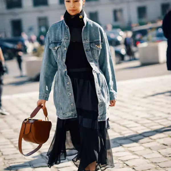 Street Style - Paris Fashion Week Womenswear Fall/Winter 2019/2020 : Day Three