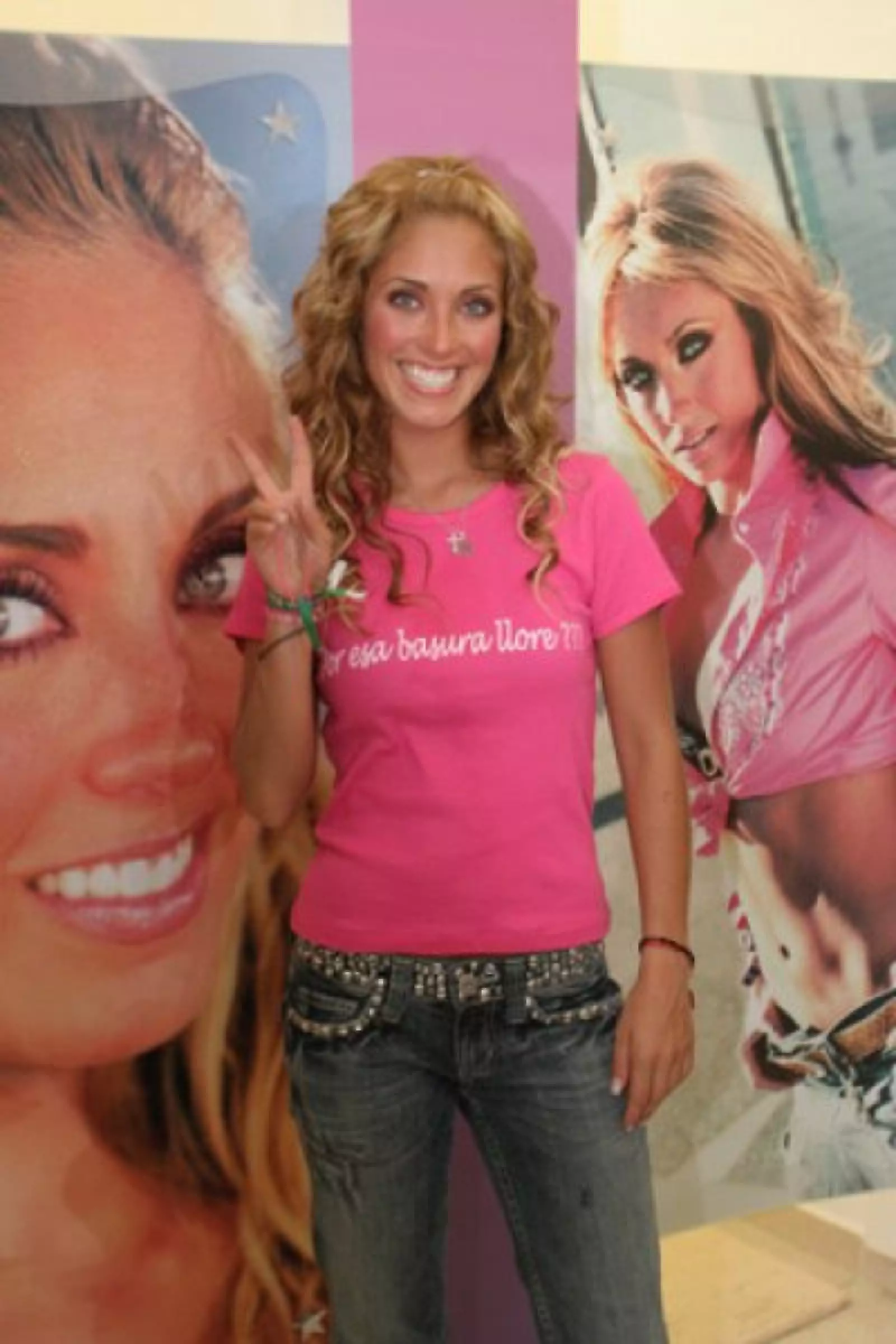 La primera vez que Anahí interpretó `Mi Delirio´ fue en la pasada entrega de los Premios Juventud 2009.