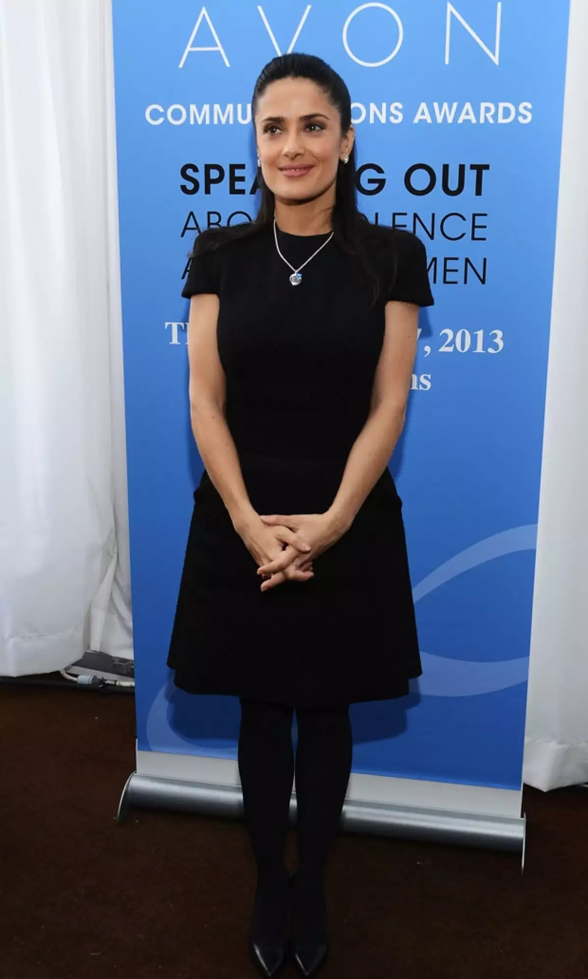 La mexicana junto a la CEO de Avon, Sheri McCoy, otorgaron algunos reconocimientos a organizaciones que buscan erradicar la violencia contra la mujer.