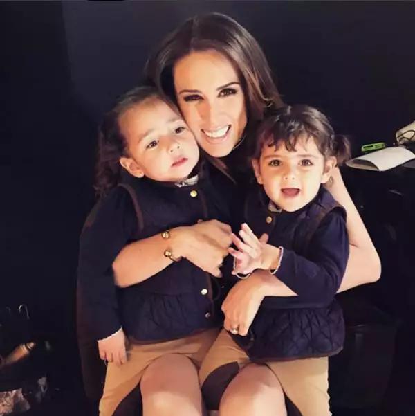 Jacky posando junto a sus dos hijas, Jacqueline y Caro, en la espera de su tercer bebé.
