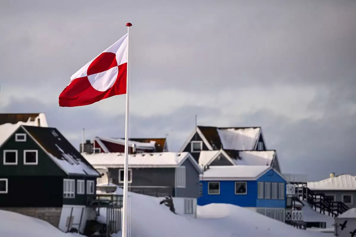 La bandera de Groenlandia, conocida a nivel nacional como "Erfalasorput", ondea sobre las casas el 28 de marzo de 2025 en Nuuk, Groenlandia. Una visita esta semana a Groenlandia por una delegación estadounidense.