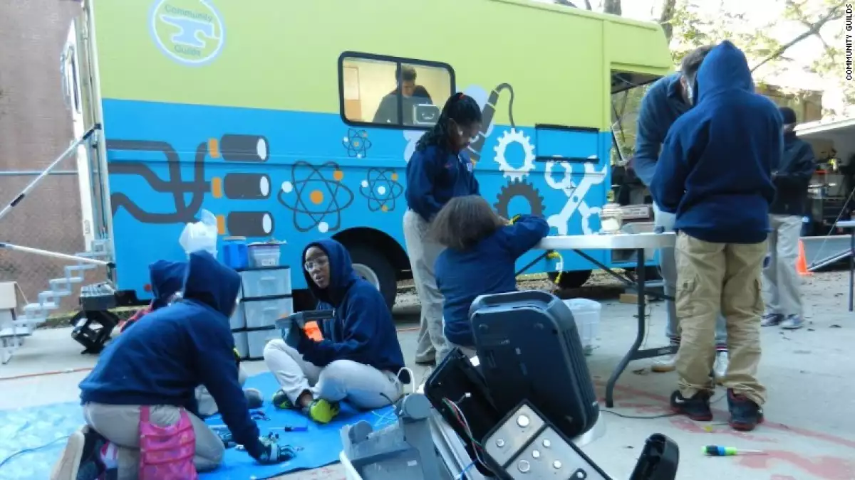 Las clases son impartidas por educadores y artistas, ya sea dentro del camión de actividades o en las aulas.