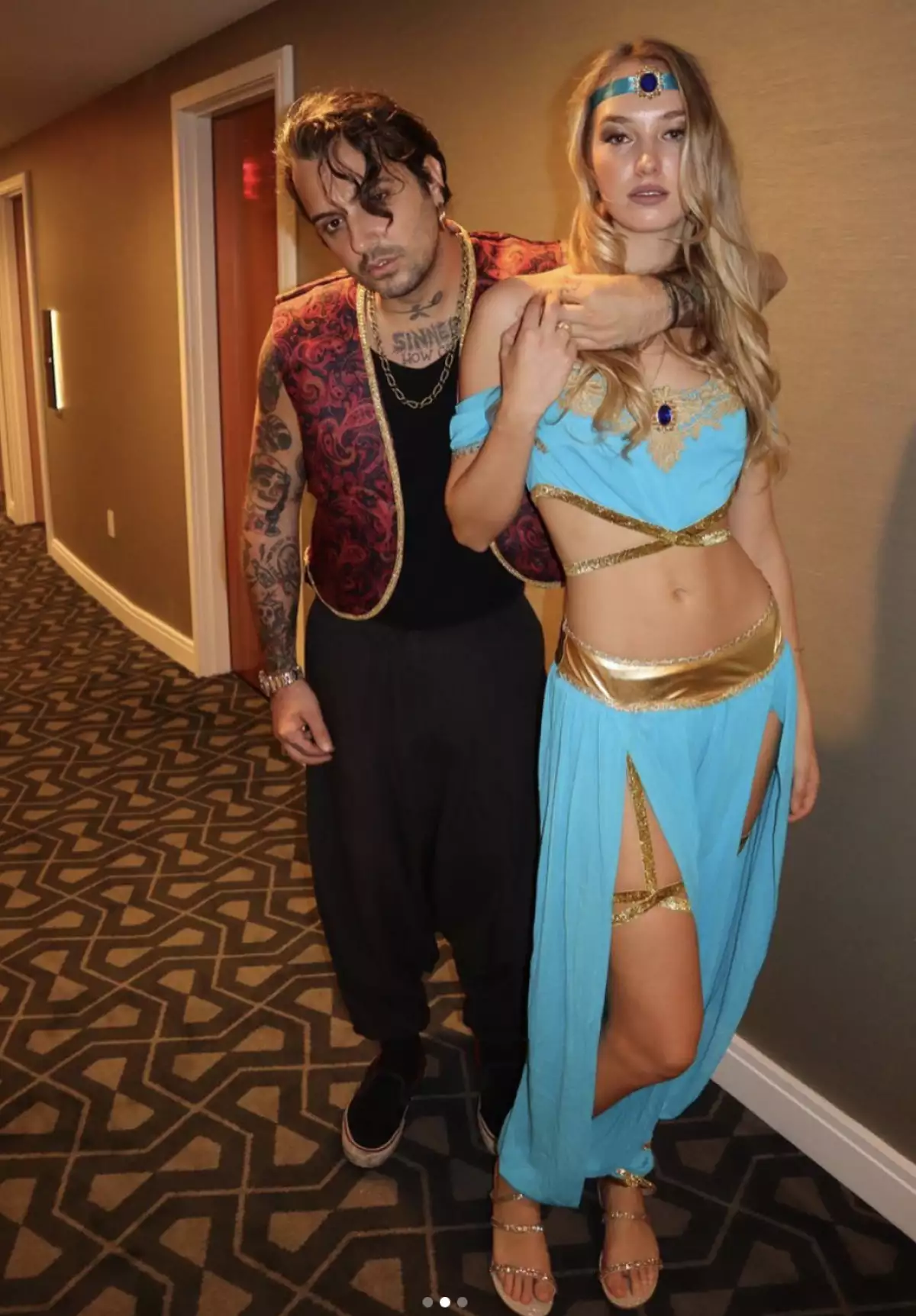 Pareja disfrazada de Aladino