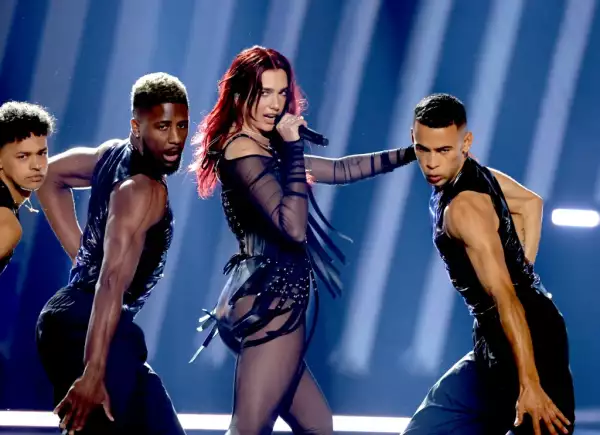 Foto de la presentación de Dua Lipa en los Grammy 2024.