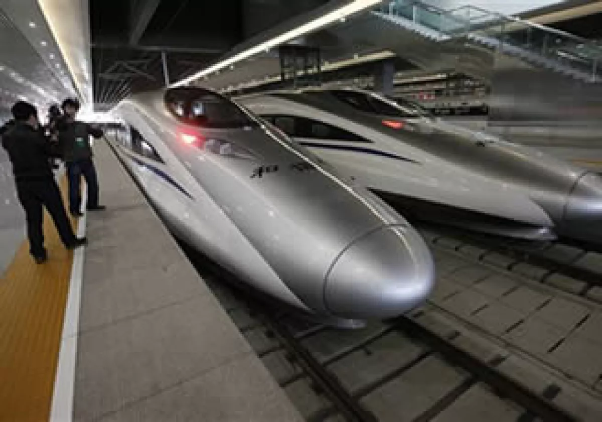 El tren viajará a una velocidad máxima de 350 kilómetros por hora (kph), por lo que recorrerá los 200 km de la ruta en 45 minutos. (Foto: AP)