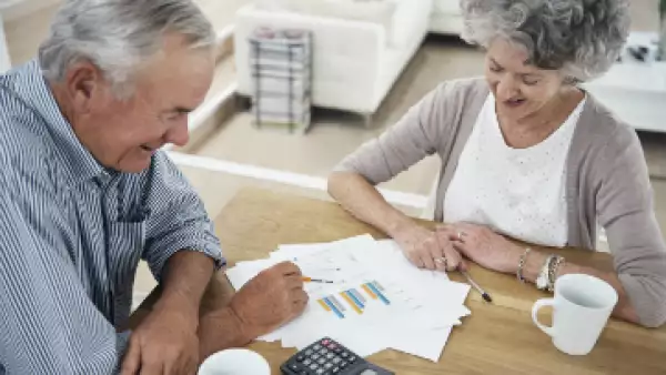 La mejor forma de invertir es armar un paquete de bonos y acciones con cuyo riesgo te sientas cómodo. (Foto: iStock by Getty Images)