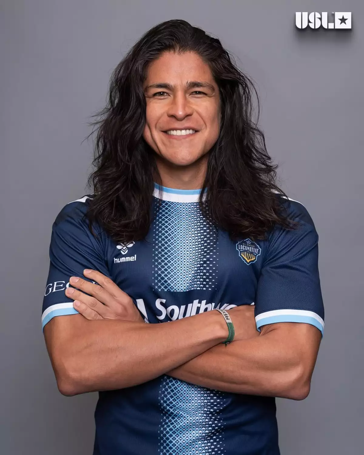 El actor Cristo Fernández firma con el equipo de futbol El Paso Locomotive FC del USL Championship