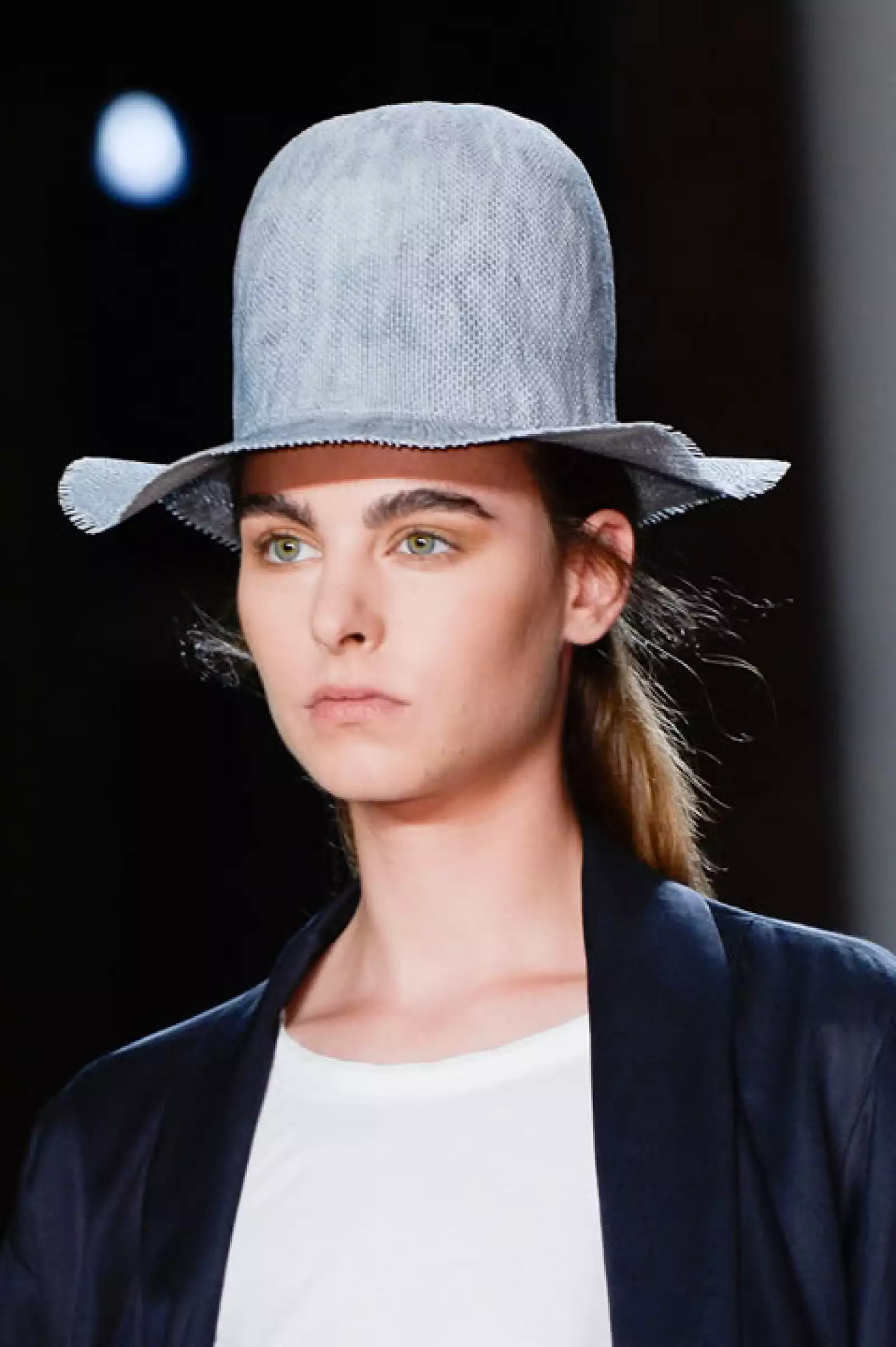 Los accesorios inspirados en prendas masculinas también son un must para el verano, tal como propone Tibi con estos sombreros tipo Top Hat en tonos pastel.