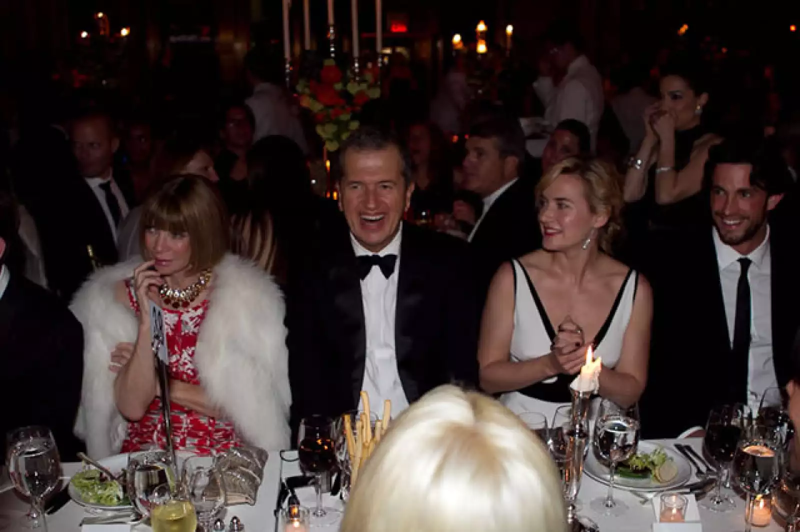Mario Testino se divierte con la directora de Vogue US Anna Wintour y Kate Winslet.