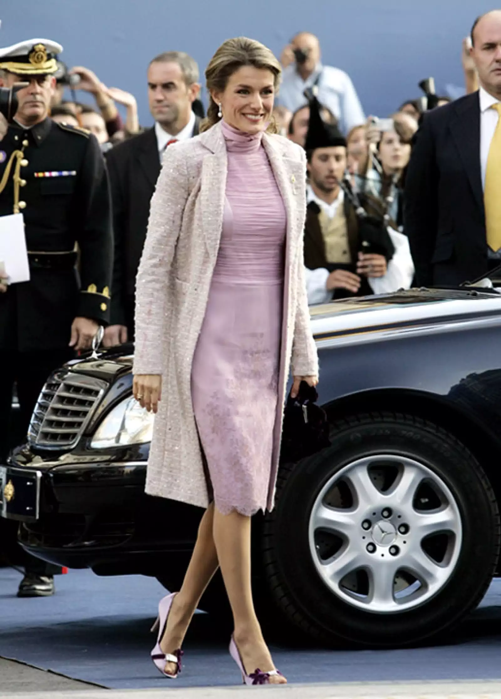 Un vestido drapeado de cuello alto color lila y un abrigo a juego, fue lo que usó en 2006.