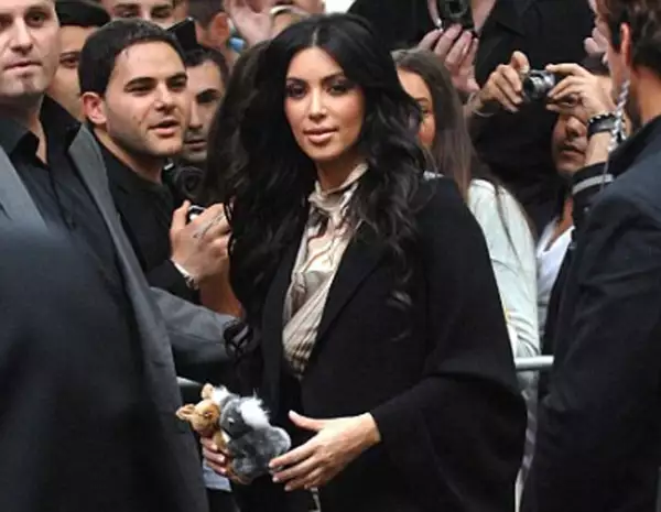 Kim Kardashian se portó amable con los fans pero sonrió poco.