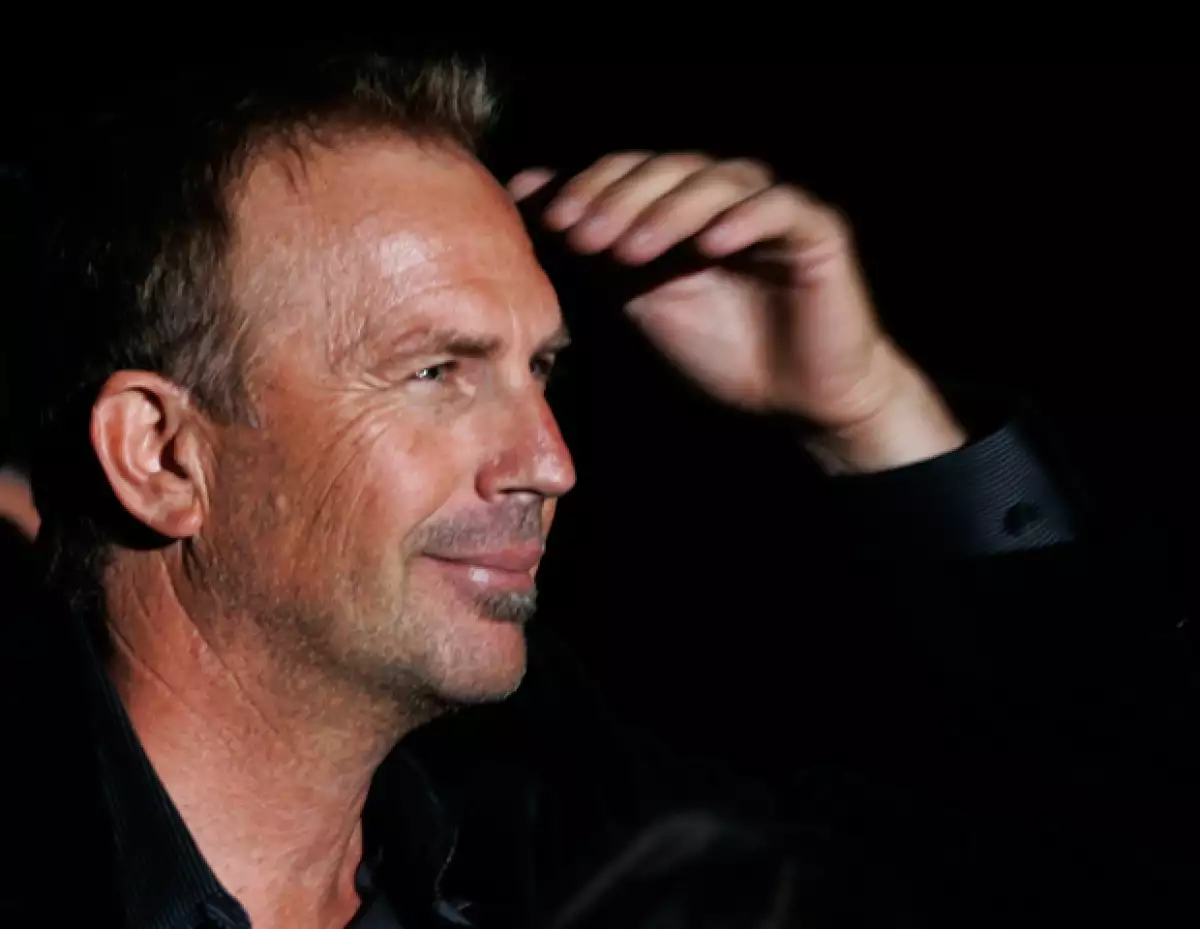 Peggy Detmers acusó al actor de incumplimiento de contrato, ya que sus esculturas no se colocaron en el lugar que el Costner había señalado.