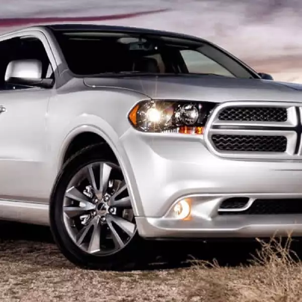 La nueva Durango posee un motor de 5.7 litros, capaz de ofrecer 360 caballos de fuerza, 25 más que su versión anterior. Estará disponible en el mes de abril en EU, por 35,465 dólares.