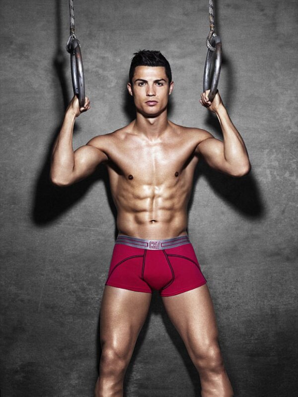 No podemos negar que Cristiano se luce tanto en la cancha como al modelar.