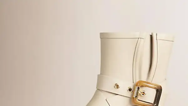 La opción en color hueso de Burberry nos encanta para darle un toque atrevido a tu look. Aún así, la hebilla de otorga el lado clásico a tu outfit.