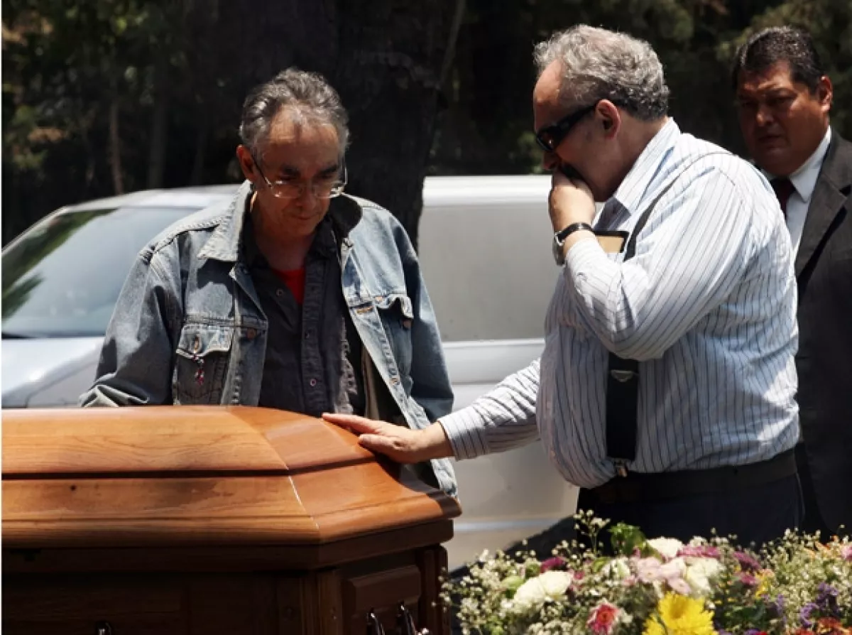 Pablo y Gabriel Carrington le dan el último adiós a su madre.