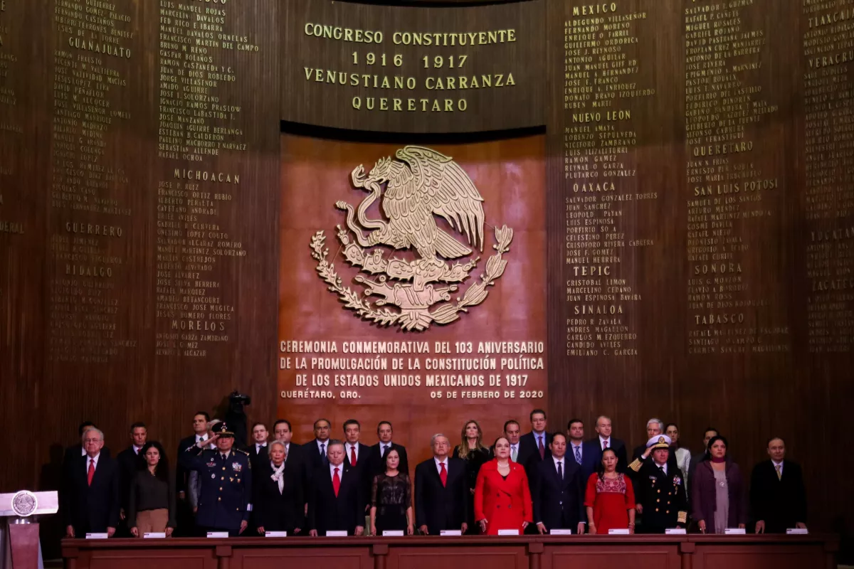 Gobernadores y secretarios federales encabezados por el presidente Andrés Manuel López Obrador durante el la ceremonia por el 103 aniversario de la Constitución.