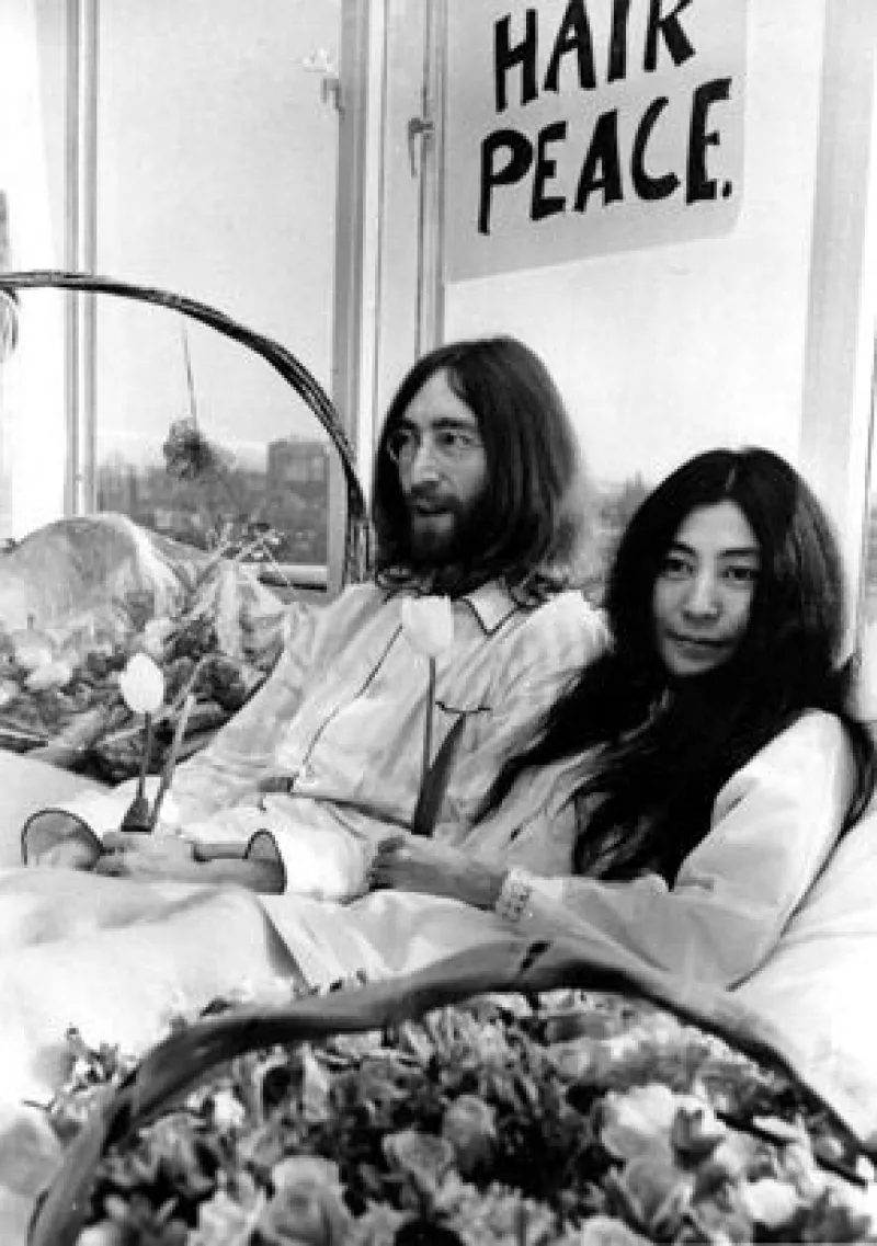 Un 20 de marzo de 1969 se casaban en Gibraltar John Winston Lennon y Yoko Ono, relación que, según la leyenda negra, terminó con la mejor banda musical de la historia.