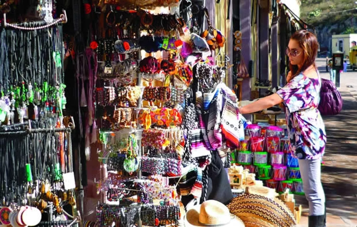 El último día de su escapada romántica lo destinaron a comprar artesanías en el centro.