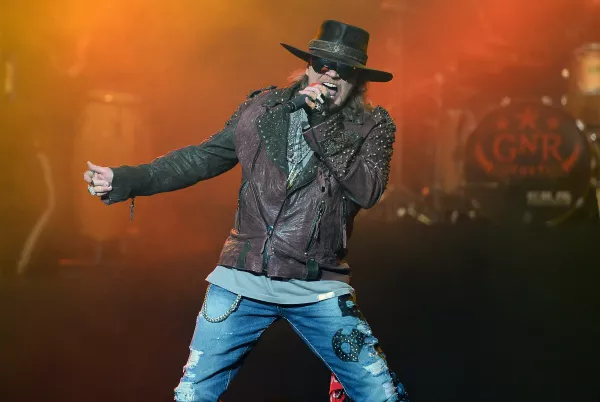 Axl Rose tiene programada una gira de reencuentro con Guns n' Roses este verano, mientras que su gira con AC/DC comenzará en mayo. 