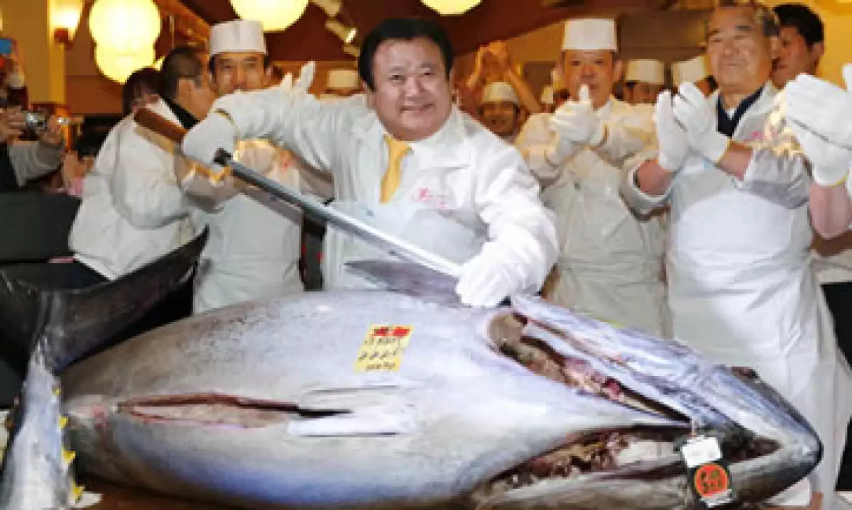 El comprador Kiyoshi Kimura posa junto al ejemplar capturado en la provincia de Aomori. (Foto: AP)