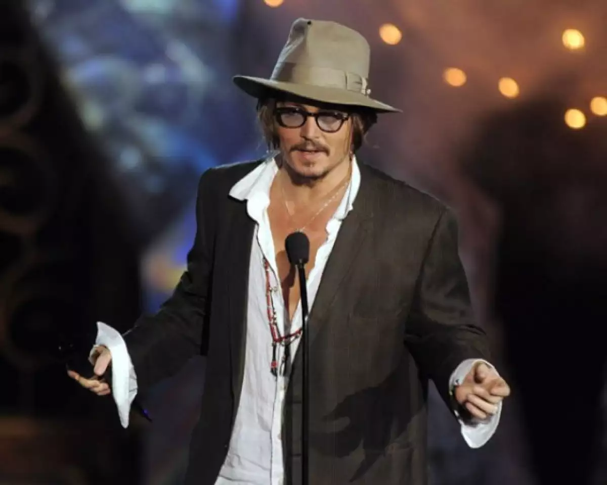 Johnny Depp lució emocionado de presentar el premio Rock Immortal.