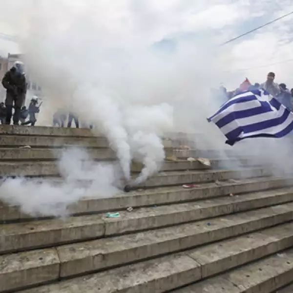 Los manifestantes habían amenazado con rodear el Parlamento para impedir el acceso a los legisladores que finalmente aprobaron recortes de gastos por 40,000 millones de dólares.
