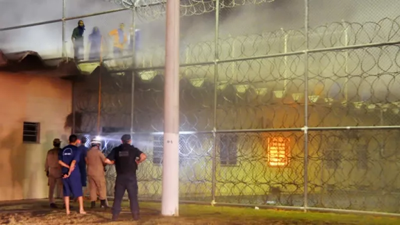 Familiares contemplan un motín en 