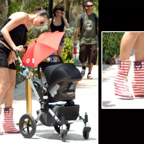 Las botas de Lilly Kerssenberg, esposa de Boris Becker, son muy originales.