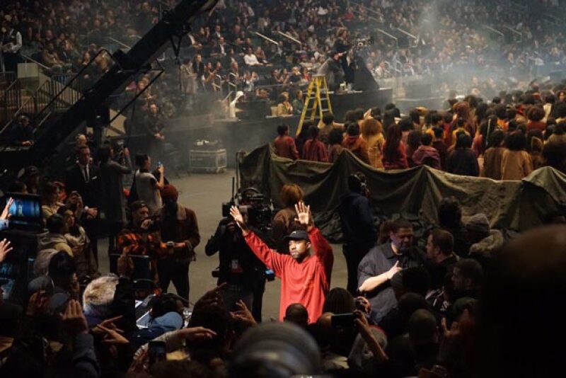 Kanye se dio tiempo para saludar a su publico y presentar su nuevo material.