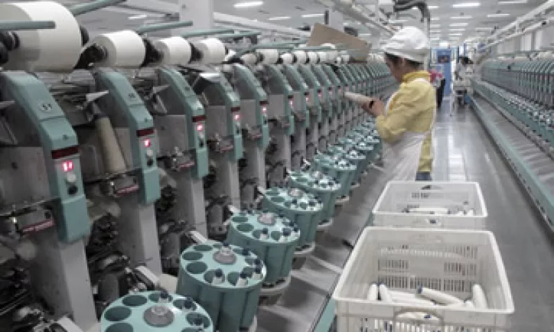 Una mujer observa uno de los productos eleborados en una fábrica de algodón en Youngor (Foto: Reuters/Archivo)
