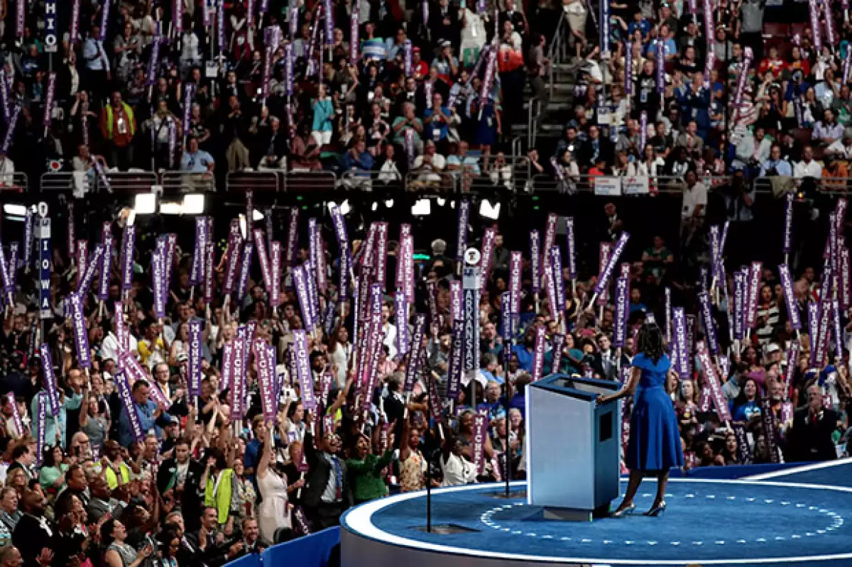 Michelle llamó al público a 'no dejar que nadie les diga que Estados Unidos no es grande', haciendo referencia a los mensajes de Trump.