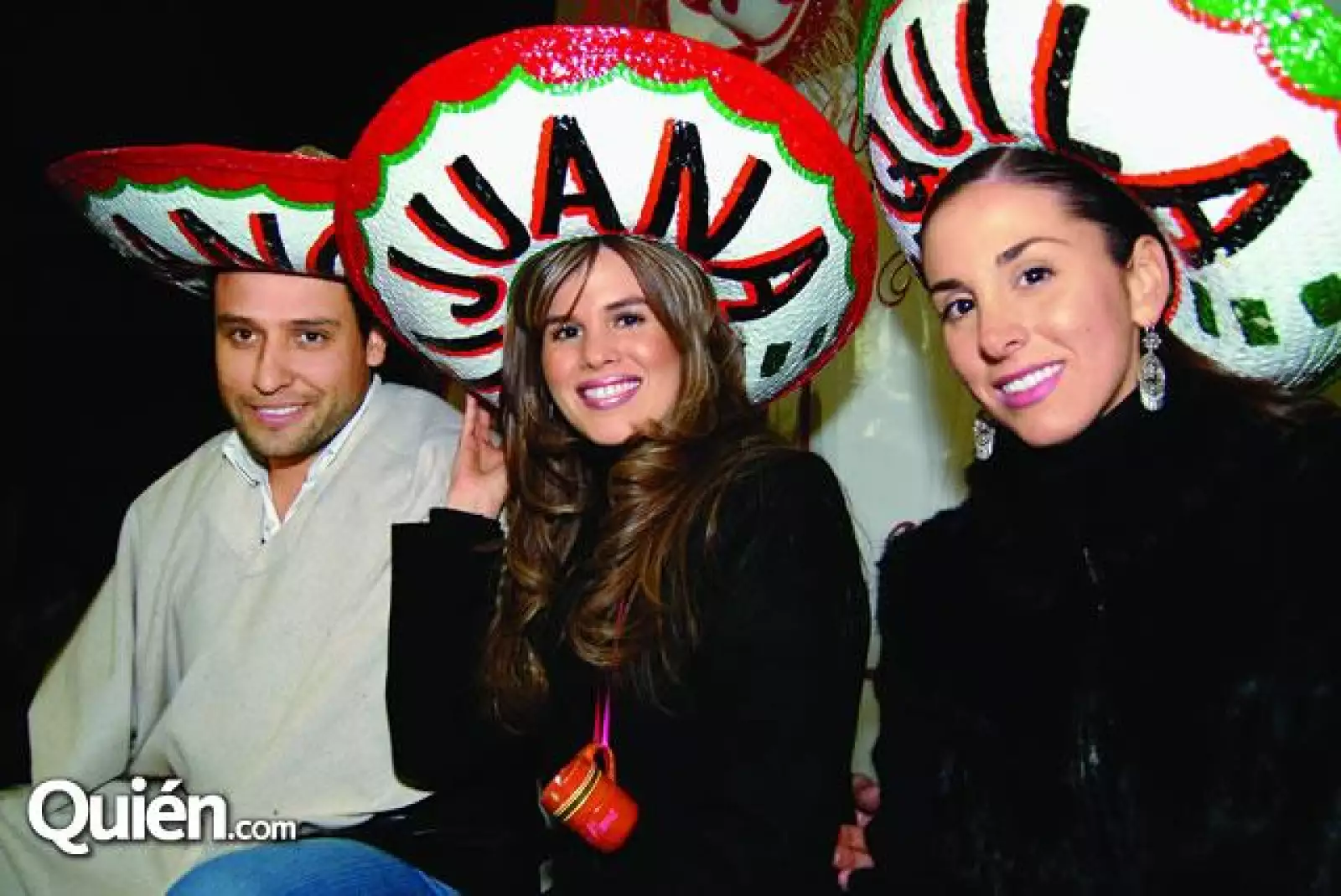 Otra de los objetivos de la Noche  Mexicana, fue mostrarle al nuevo integrante de la familia las costumbres del país. En la foto:  Javier Garay,Miriam Escobedo y Romina Bujazan