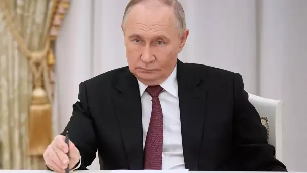 El presidente ruso Vladimir Putin observa durante su reunión con miembros de la Asamblea Parlamentaria del Consejo de la Organización del Tratado de Seguridad Colectiva (CSTO) en el Palacio del Senado del Kremlin en Moscú el 8 de diciembre de 2025. (