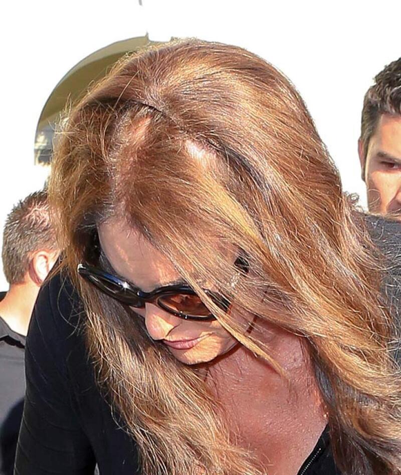 Sus extensiones de pelo desordenadas llamaron la atención de los paparazzi.