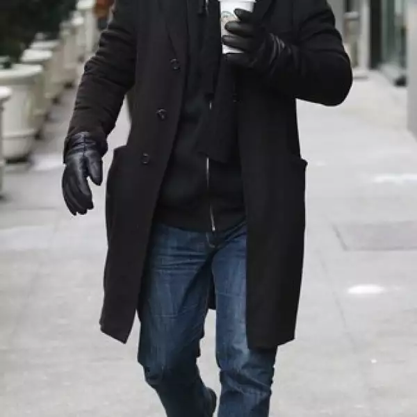 Josh Brolin va a comprar un café y después camina por el Central Park, en Nueva York.