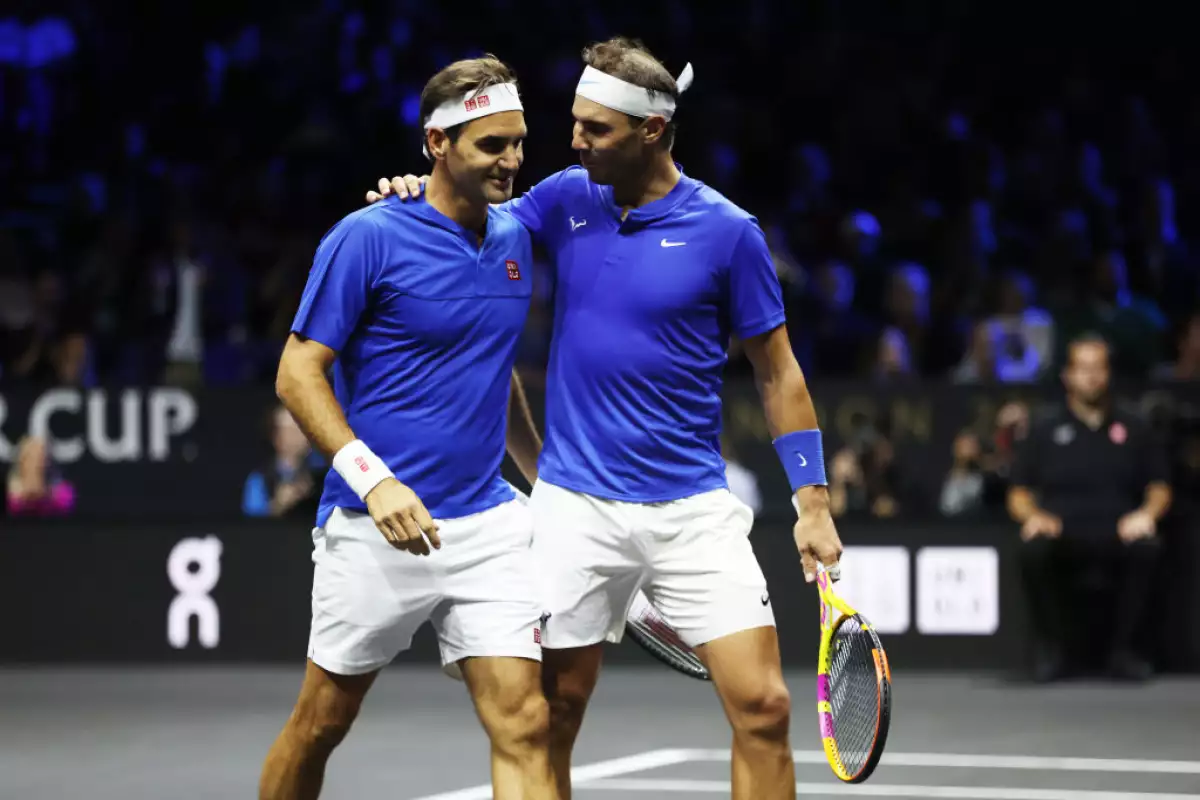 Foto de Rafael Nadal abrazando a Roger Federer durante el juego de dobles que enfrentaron juntos contra Jack Sock y Frances Tiafoe en el primer día de la Laver Cup en la que se retiró el suizo.