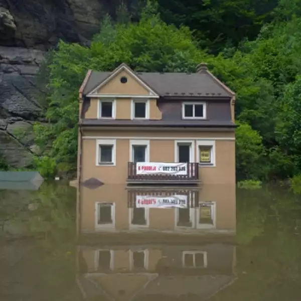 inundaciones en los alrededores de una casa
